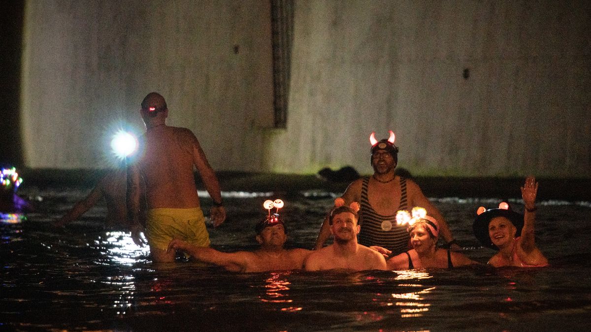 FOTO: Rozsvícení otužilci si zaplavali v noční Vltavě